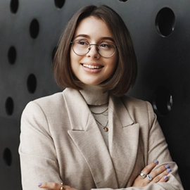 Foto de Mariana R., emprendedora e-commerce, testimonio sobre rendimiento web y leads